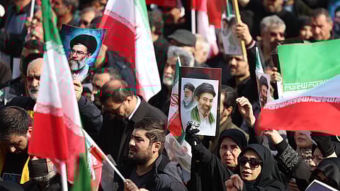 Manifestação de apoio a Mojtaba Khamenei em Teerão. Os opositores do regime estão paralisados. “Os Guardas [da Revolução] e o sistema ainda são poderosos. Têm dezenas de milhares prontos para lutar para manter este regime no poder. Nós, o povo, não temos nada,” disse um empresário iraniano à Reuters.