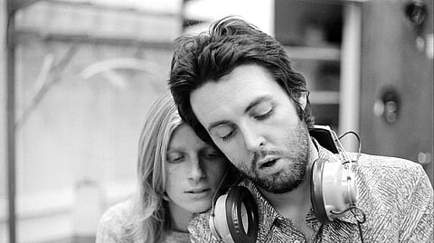 Linda e Paul McCartney, ao som dos Wings.