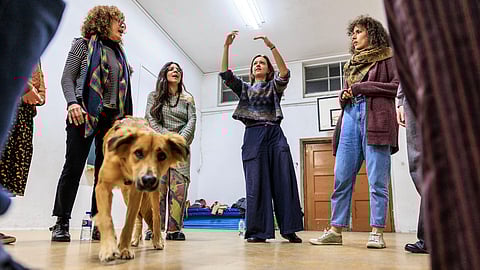 Inês Proença, música de profissão e maestrina do Coro Regador durante um ensaio sob o olhar atento de  coralistas e a guarda de Bolota.