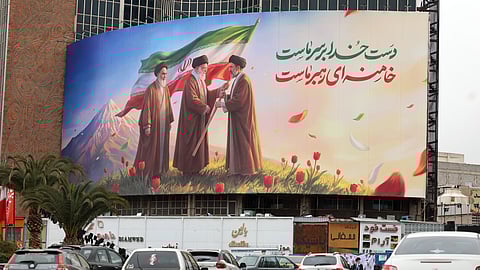 Mural em Teerão com passagem de testemunho de Ali Khamenei (atrás dele Khomeini) para Mojtaba.