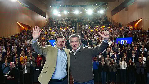 O presidente da Junta de Castela e Leão, Alfonso Mañueco, com o líder do PP,  Alberto Núñez Feijóo, num evento da campanha.