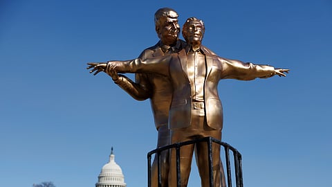 Trump e Epstein como Jack e Rose, na cena icónica do filme 'Titanic'.