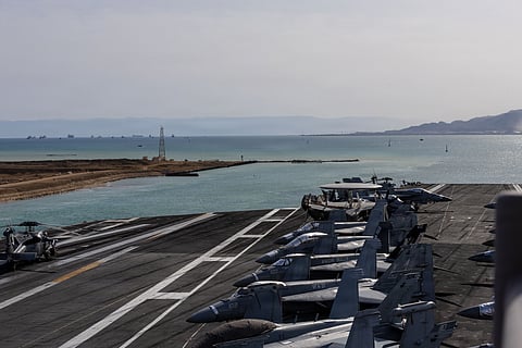 O porta-aviões USS Gerald Ford a atravessar o canal do Suez.