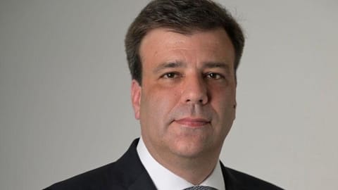 Antigo deputado social-democrata foi reeleito líder da concelhia de Espinho apesar de a adversária ser apoiada pela mulher do primeiro-ministro.