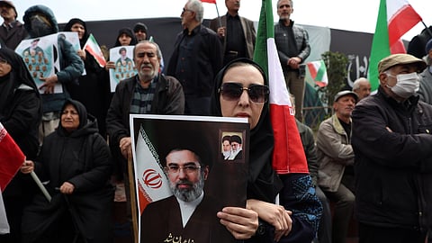 Os funerais das vítimas dos bombardeamentos tornaram-se manifestações a favor do regime e do novo guia supremo.
