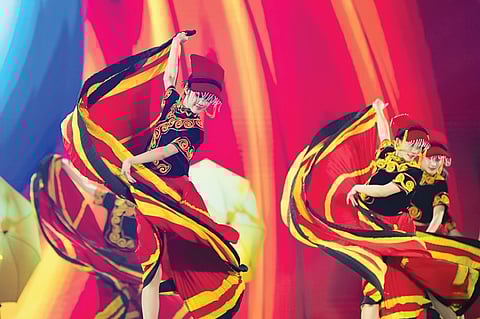 Apresentação de dança tradicional do povo 'yi' na cerimónia de abertura do Festival das Tochas de Liangshan de 2024, em Sichuan.