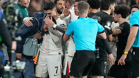 UEFA abre processo disciplinar a Pedro Neto após empurrão a apanha-bolas no PSG–Chelsea