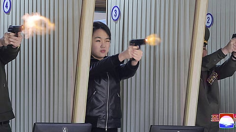 Kim Ju Ae testa a nova pistola.