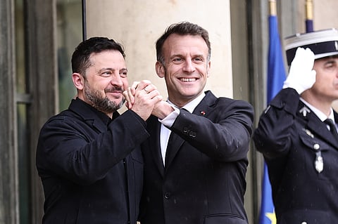 Volodymyr Zelensky foi recebido por Macron em Paris, no Palácio do Eliseu.