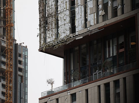 Edifício do Centro Financeiro Internacional do Dubai atingido por ataque de drones.