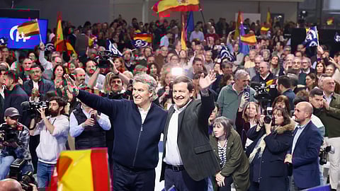 O presidente da Junta de Castela e Leão, Alfonso Fernández Mañueco, com o líder do PP, Alberto Núñez Feijóo, no encerramento da campanha. 