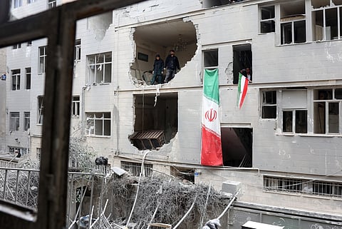 Iranianos dentro de um edifício residencial danificado no sul de Teerão.