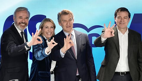 O líder do PP, Alberto Núñez Feijóo, com os dirigentes de Aragão, Jorge Azcón, Extremadura, María Guardiola, e Castela e Leão, Alfonso Mañueco, após mais uma vitória eleitoral. A terceira em três meses.