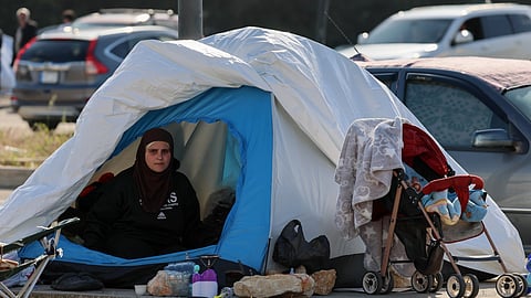 Uma mulher que fugiu do sul do Líbano vive agora numa tenda em Beirute.