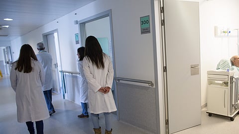 Exigência de nacionalidade pode estar a induzir em erro possíveis candidatos, que se auto-excluem dos concursos. 