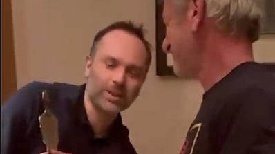 Sean Penn com o 'Óscar' na mão. 