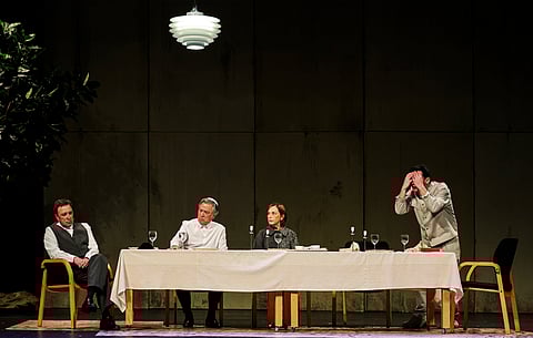 A família à mesa, com os atores Fernando Luís, Virgílio Castelo, Manuela Couto e David Esteves.