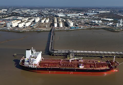 Um navio num terminal no Reino Unido. Londres entre os aliados disponíveis para ajudar a reabrir o estreito de Ormuz. 