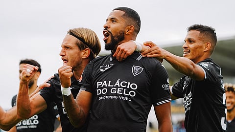 André Clóvis (ao centro) é o abono de família do Académico de Viseu, com 20 golos na II Liga, razão por que já foi o Melhor Marcador em 2022/23.