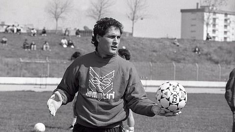 Silvino Louro começou no futebol no V. Setúbal, tendo representado, Aves, Benfica, FC Porto e Salgueiros.
