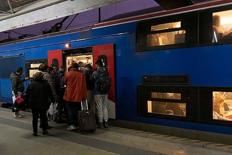 A elevada procura  da ligação ferroviária  faz com que o embarque  e o desembarque  nas estações demore  mais do que o previsto.