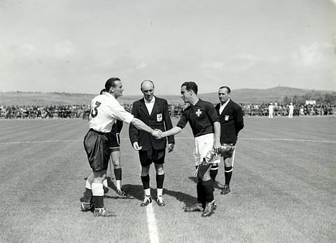 O cumprimento entre os capitães de equipa, o inglês George Hardwick e o português Álvaro Cardoso.