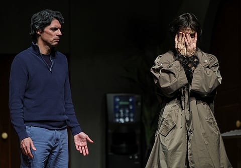 Carla Maciel e Gonçalo Waddington interpretam os papéis de Ele e Ela, um reencontro após dez anos.
