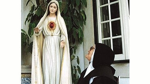 A irmã Lúcia junto à imagem da Virgem Maria, duas das sete mulheres retratadas por Pedro Vieira.