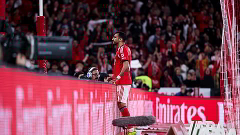 Pavlidis celebra o 3-0 junto dos adeptos.