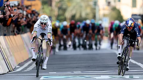 Tadej Pogacar na conquista da clássica Milão-Sanremo.