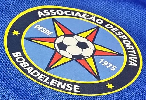 O vídeo da agressão circula nas redes sociais e tem provocado grande indignação.