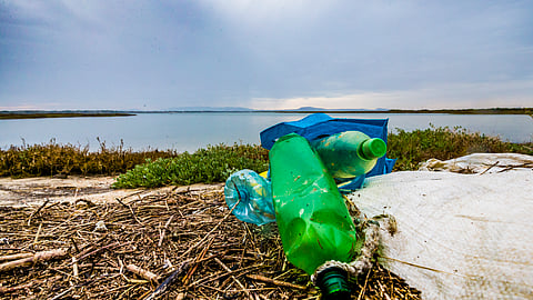Cerca de 80% dos plásticos que chegam aos oceanos são levados pelos rios.