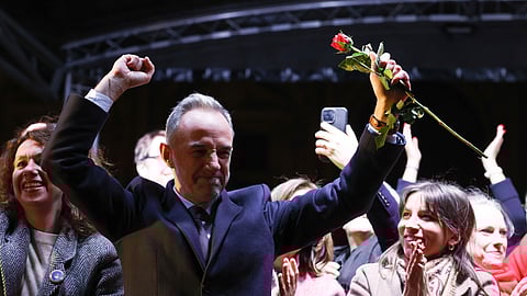 Emmanuel Gregoire festejou a vitória em Paris.