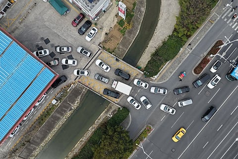 Uma corrida de automobilistas às bombas de gasolina, na China.