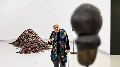 
Anna Maria Maiolino, no MAAT, em Lisboa, junto das suas esculturas. 
