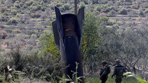 Militares israelitas inspecionam míssil balístico caído na Cisjordânia. Ataques do Hezbollah e do Irão mataram uma israelita e feriram outras oito pessoas. 