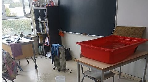 O estado de uma sala de aula na EB D. Carlos I na Portela de Sintra.