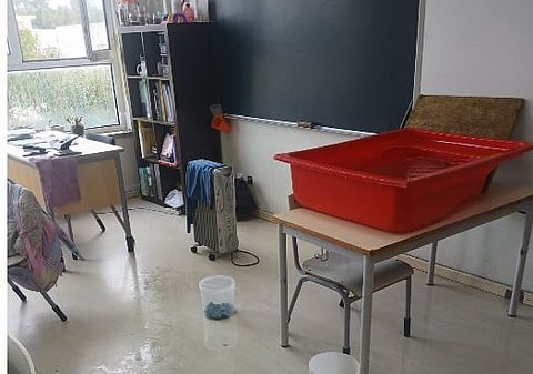 O estado de uma sala de aula na EB D. Carlos I na Portela de Sintra.