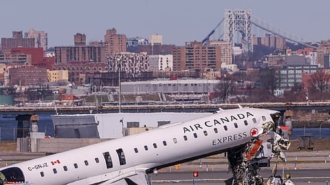 Assistente de bordo sobrevive após ter sido projetada a mais de 90 metros no choque com carro dos bombeiros 