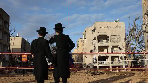 Os danos causados pelo ataque com um míssil em Arad, após Israel ter falhado interceção.