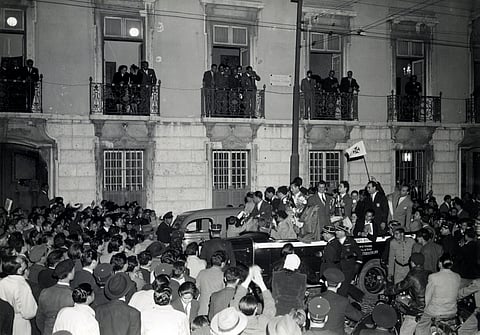 A chegada dos jogadores portugueses ao Ministério da Educação. A banda da Polícia encarregou-se de tocar o hino nacional.