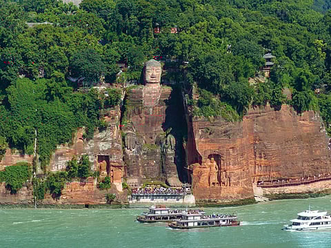 O Grande Buda de Leshan tem 71 metros de altura e encontra-se esculpido na encosta da montanha,  sendo frequentemente descrito como “a montanha que é um Buda e o Buda que é uma montanha”.