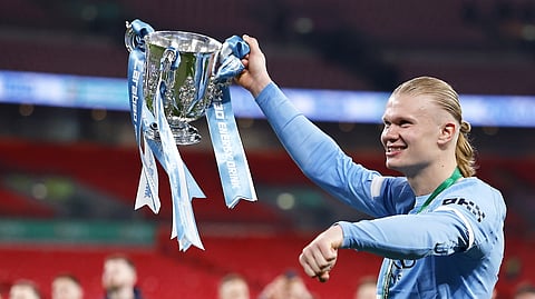 Erling Haaland exibe a Taça da Liga conquistada no passado domingo, após vitória do Manchester City sobre o Arsenal.