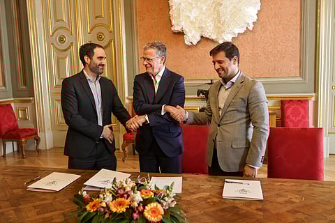 Francisco Vilaça, diretor-geral da Uber, Gonçalo Reis, vice-presidente da Câmara de Lisboa, e Mário de Morais, diretor-geral da Bolt, na assinatura do acordo.