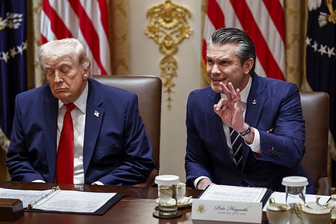 Donald Trump e o seu secretário de Defesa, Pete Hegseth, na Casa Branca.