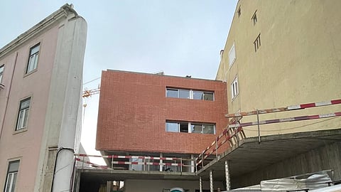 A escola Rainha Santa Isabel ainda em obras.