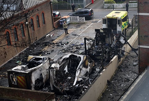 Ambulâncias de organização judaica incendiada em Londres.
