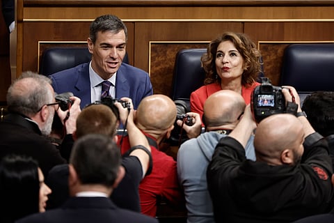 Pedro Sánchez e María Jesús Montero, que deixa o cargo de ministra das Finanças e de primeira vice-primeira-ministra.