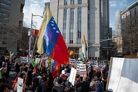 Apoiantes e críticos de Maduro no exterior do tribunal em Nova Iorque.