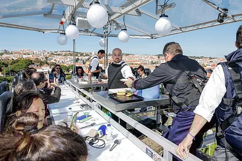 O chef Nelson Grilo, da equipa de Tony Martins, serve as entradas